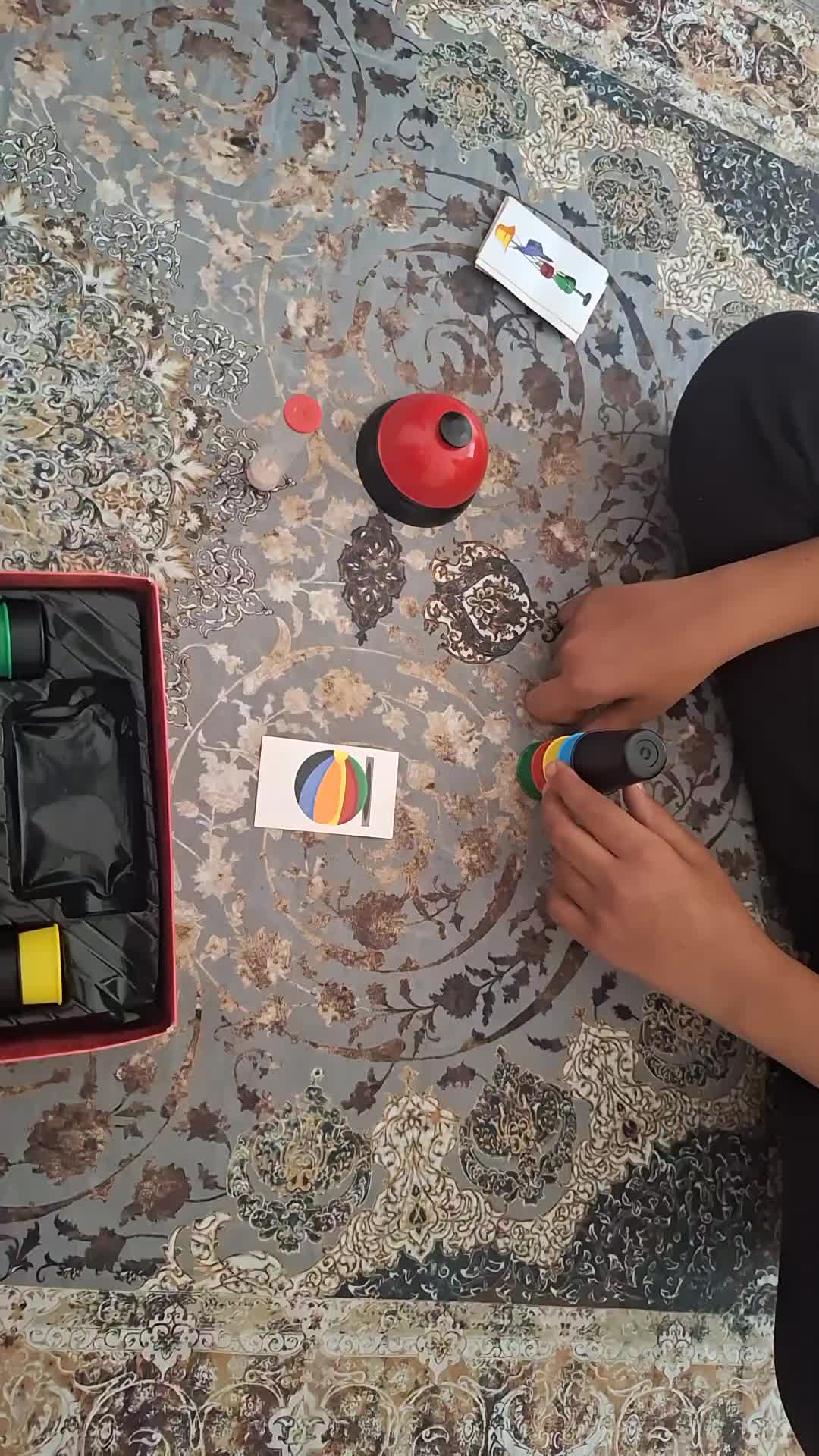 اومدیم با یه بازی رو میزی به اسم رنگ چین